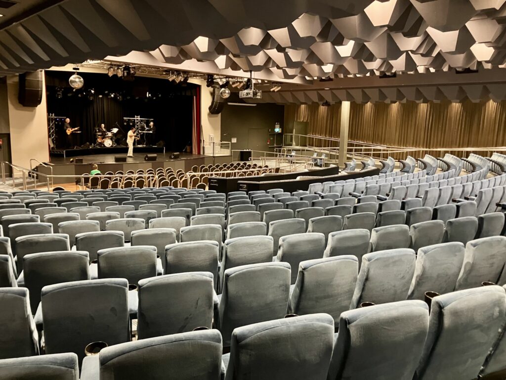 493907727_1205528641583174_9022702516349924791_n Glenn Keeley about to perform at a venue in Sydney